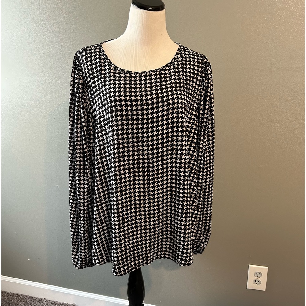 Women’s black and white hound tooth print flowey blouse